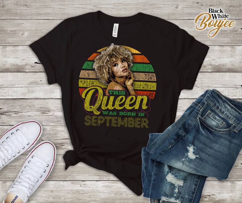 Womens Born Im August Schwarze Frau Königin Afro Mädchen Geburtstag Geschenk T-Shirt Sternzeichen von BlackWhiteBoujee