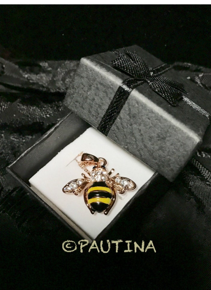 Queen Bee-Anhänger Mit Kette Queen Bee-Anhänger Mit Kette von BlackWidowsDesigns