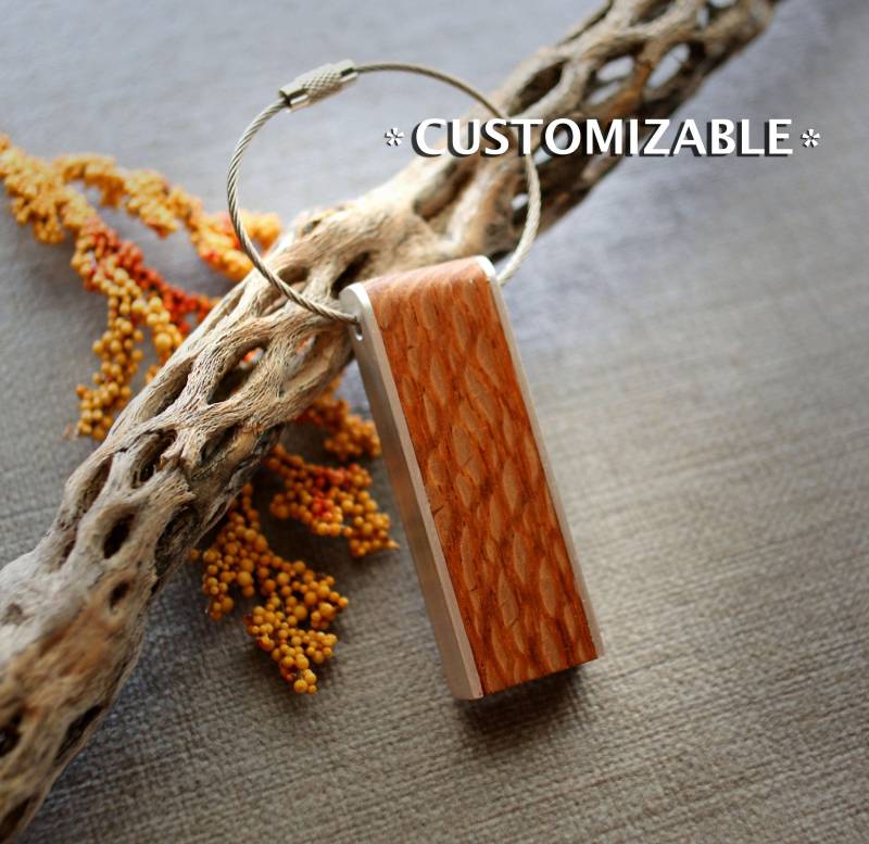 Leopard Holz Und Aluminium Schlüsselanhänger, Geschenk Zum Jahrestag von BlackbirdDesignsCo