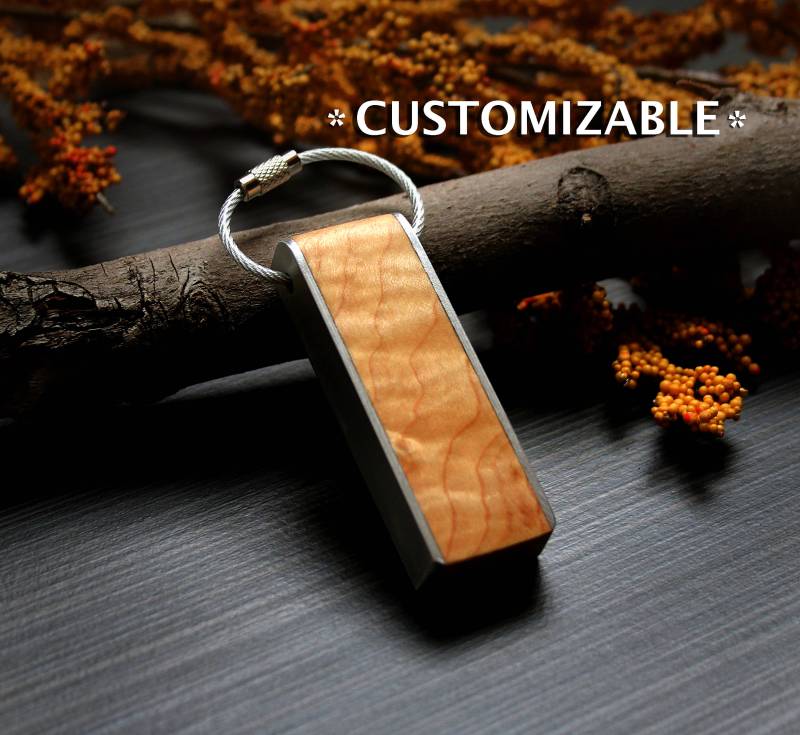 Custom Riegelahorn & Aluminium Schlüsselanhänger, Geschenk Zum Jahrestag von BlackbirdDesignsCo