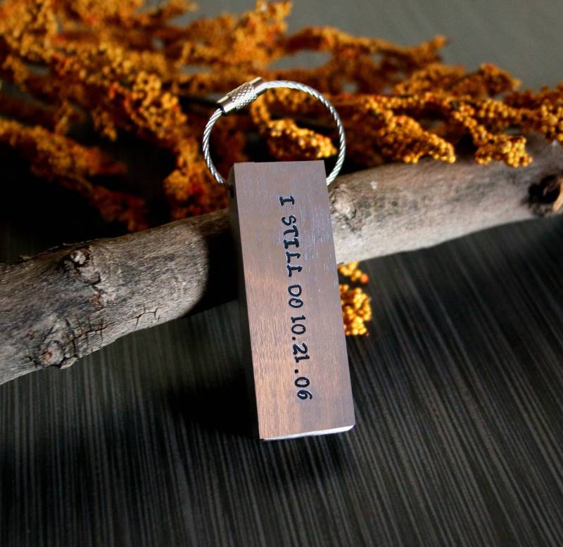 Personalisierte Buckeye Burl Keychain - Aluminium Jahrestagsgeschenk von BlackbirdDesignsCo