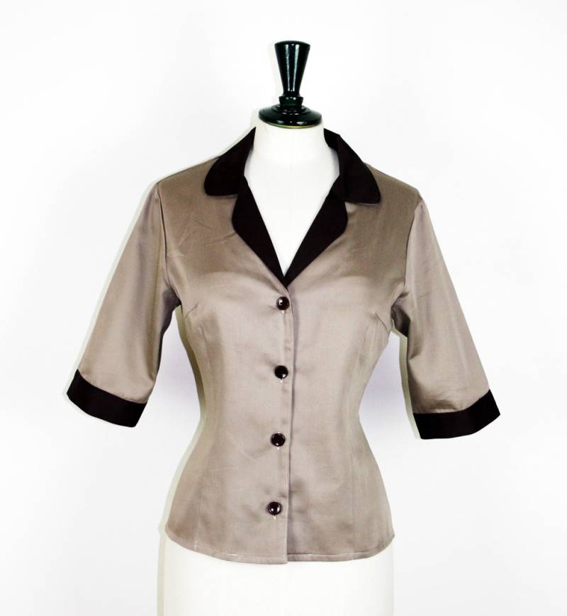 Taillierte Bluse Mit 3/4 Ärmel. Größe Medium von BlackboardLabel