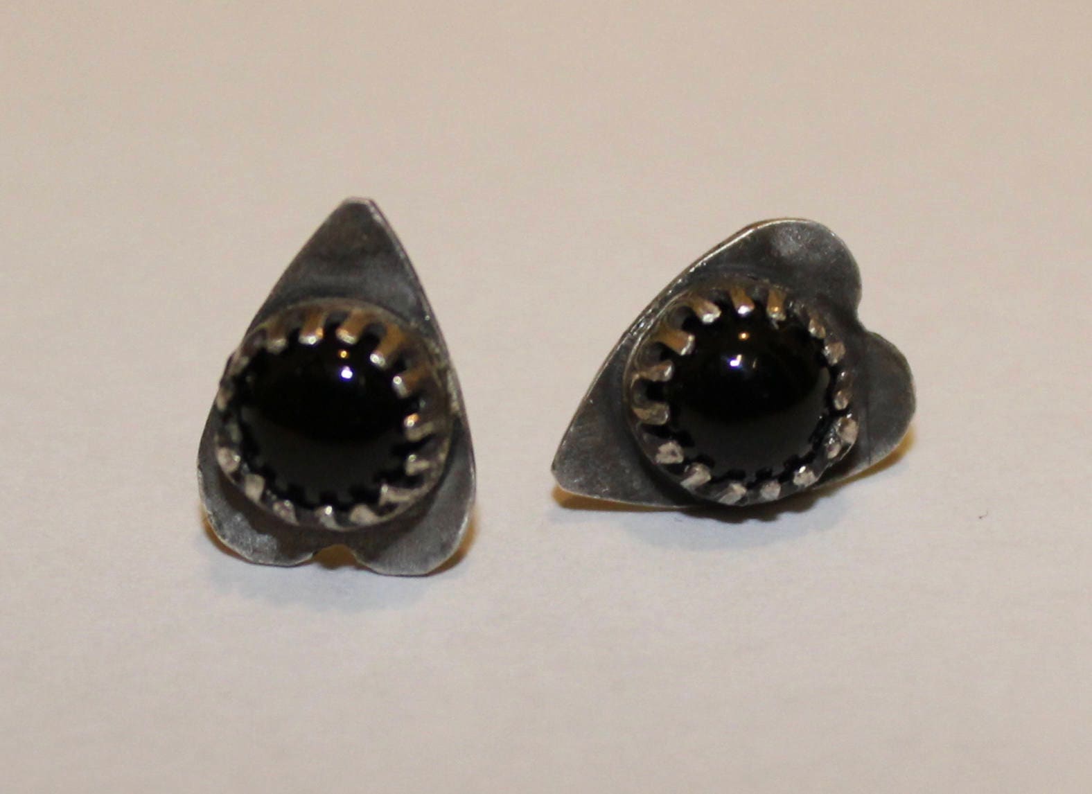 Luna „Introspect" Miniatur-Planchette-Ohrstecker Mit Schwarzem Onyx; Planchette-Ohrringe; Planchette-Schmuck; Onyx-Ohrringe Luna „Introspect" Miniatur-Planchette-Ohrstecker Mit Schwarzem Onyx; Planchette-Ohrringe; Planchette-Schmuck; Onyx-Ohrringe von BlackestCloud