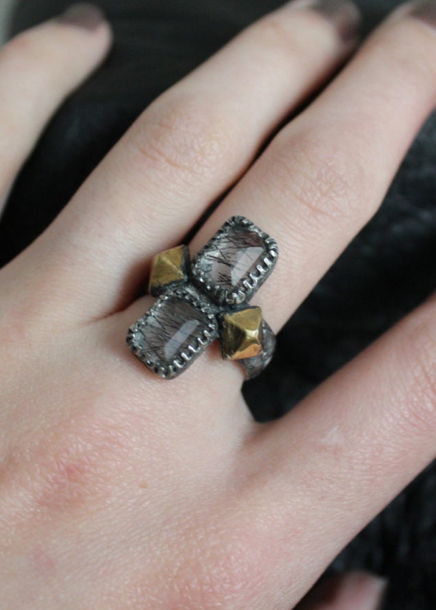 Queen Of Diamonds Ring Aus Turmalinquarz Und Pyramide; Kristallschmuck, Pyramide Ohrstecker, Diamant Ring, Kristallring, Turmalinring Queen Of Diamonds Ring Aus Turmalinquarz Und Pyramide; Kristallschmuck, Pyramide Ohrstecker, Diamant Ring, Kristallring, Turmalinring von BlackestCloud