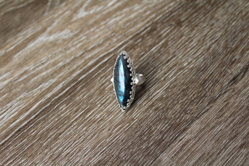 Statement Ring Mit Labradorit Und Sterlingsilber Labradorit-Ring; Cocktail Ring; Auffallende Stücke Statement Ring Mit Labradorit Und Sterlingsilber Labradorit-Ring; Cocktail Ring; Auffallende Stücke von BlackestCloud