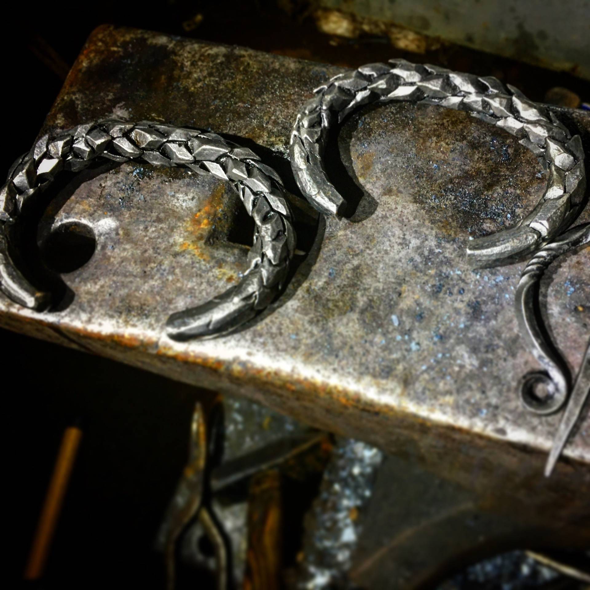 Handgeschmiedetes Drachenschuppen Armband/Armring Im Wikinger Stil Handgeschmiedetes Drachenschuppen Armband/Armring Im Wikinger Stil von BlacksmithNo1