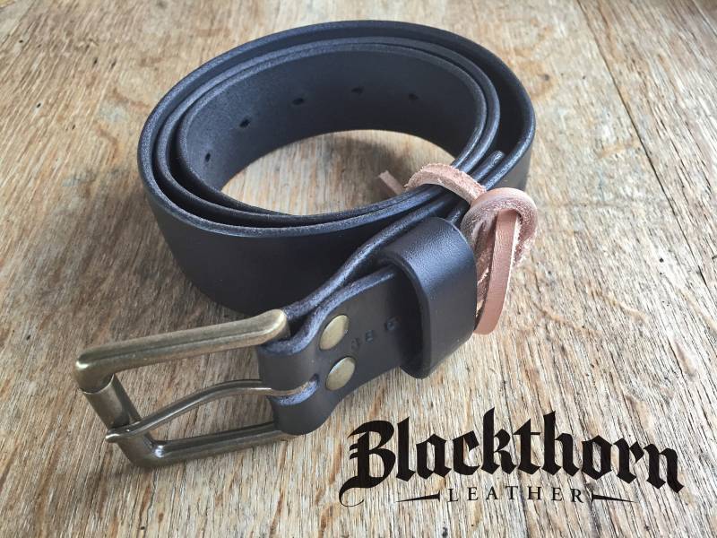 Schwarzer Ledergürtel Für Männer Mit Rollschnalle, 3, 8 cm von BlackthornLeather