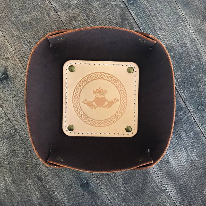 Leder Stummer Tablett, Irish Claddagh, Rustikales Catch All von BlackthornLeather