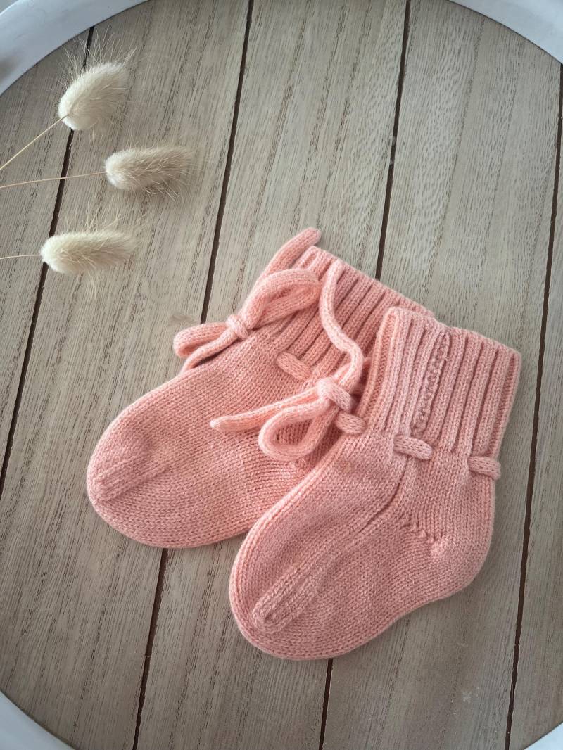 Merino Babyschuhe | Babysocken Baby Erstausstattung Kleidung Geschenk Stricksocken Merinowolle Lachs Rosa von Blaetterschming