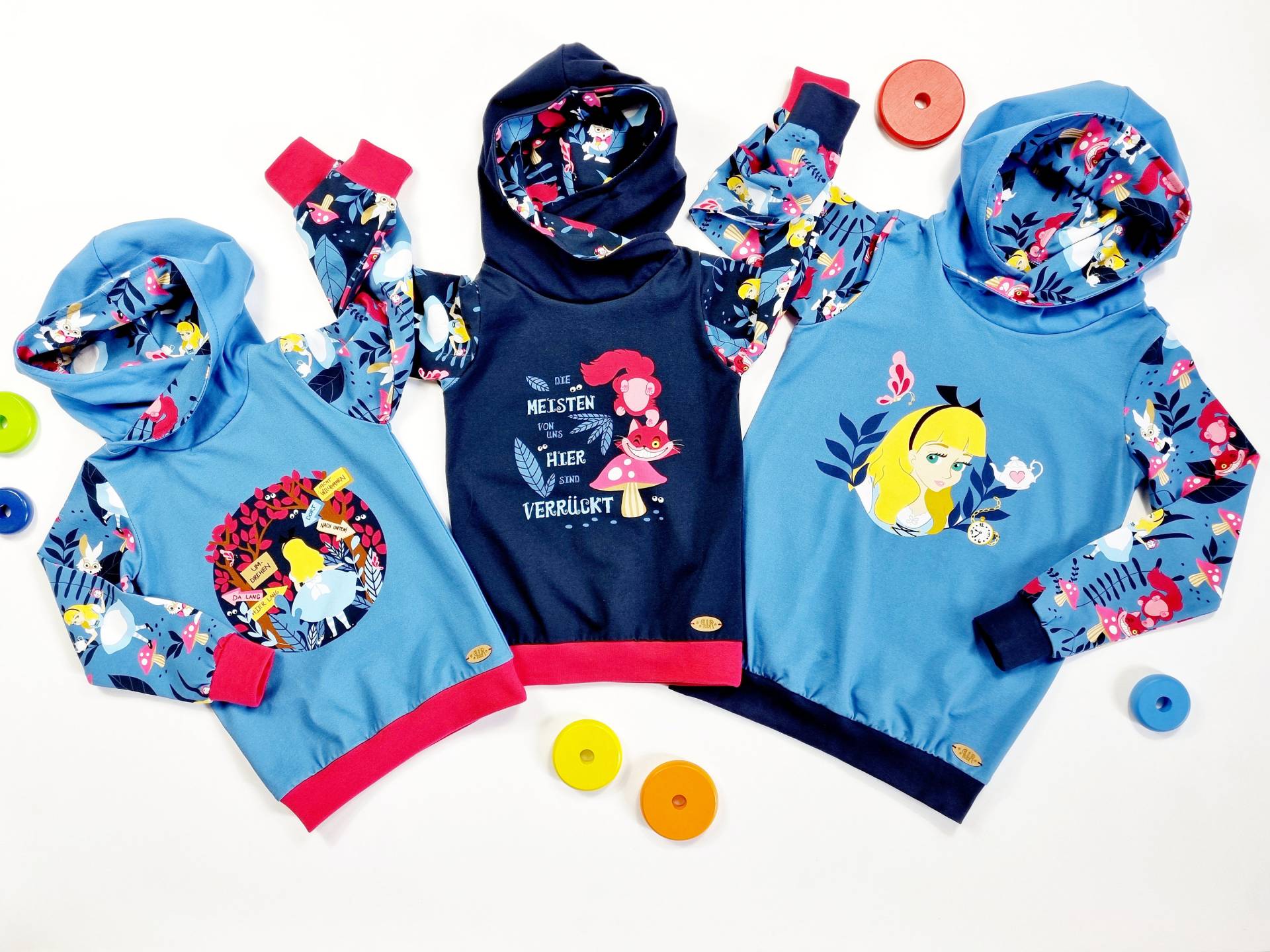 Leichter Hoodie, "Alice - Alle Verrückt Hier" in Verschiedenen Größen von Blagenwerk