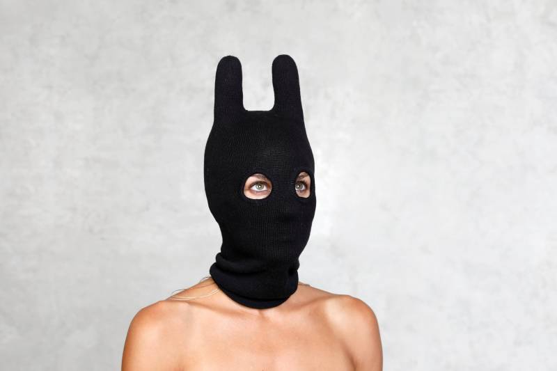 Handgestrickte Hasen Balaclava Aus Baumwolle - Schwarze Gefüllte Ohren Ski Maske von BlamoToys