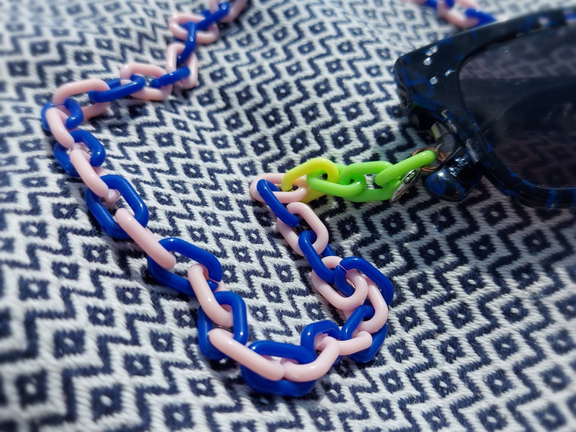 Brillenkette "Kettenglieder Blau-Rosa-Gelb-Grün" von BlandineTaschenShop