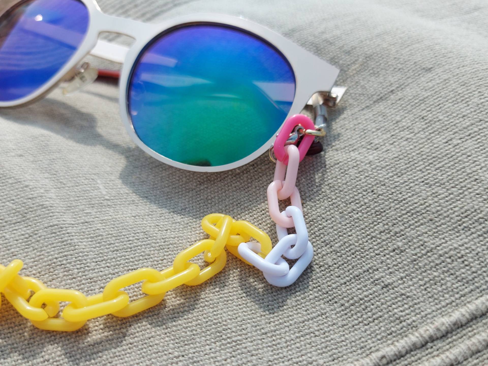 Brillenkette "Kettenglieder Pink-Rosa-Weiß-Warmgelb" von BlandineTaschenShop