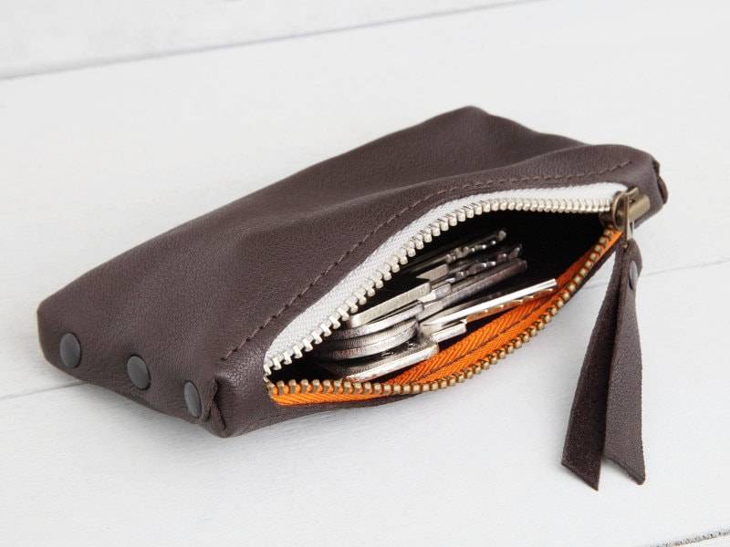 Leder Schlüsseltasche "Dunkelbraun-Weiß-Orange" von BlandineTaschenShop