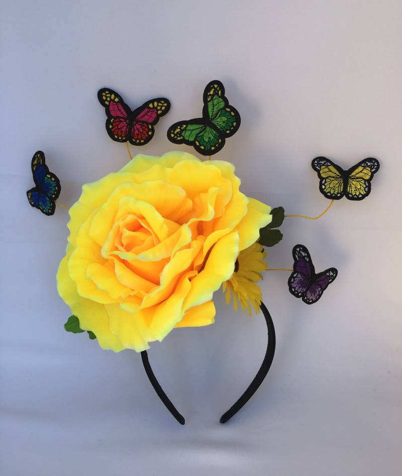 Gelber Blumen Fascinator Mit Schmetterlingen, Statement Headpiece, Frühlingsrennen, Race Wear, Hochzeit, Floraler Kopfschmuck von BlanksBazaar