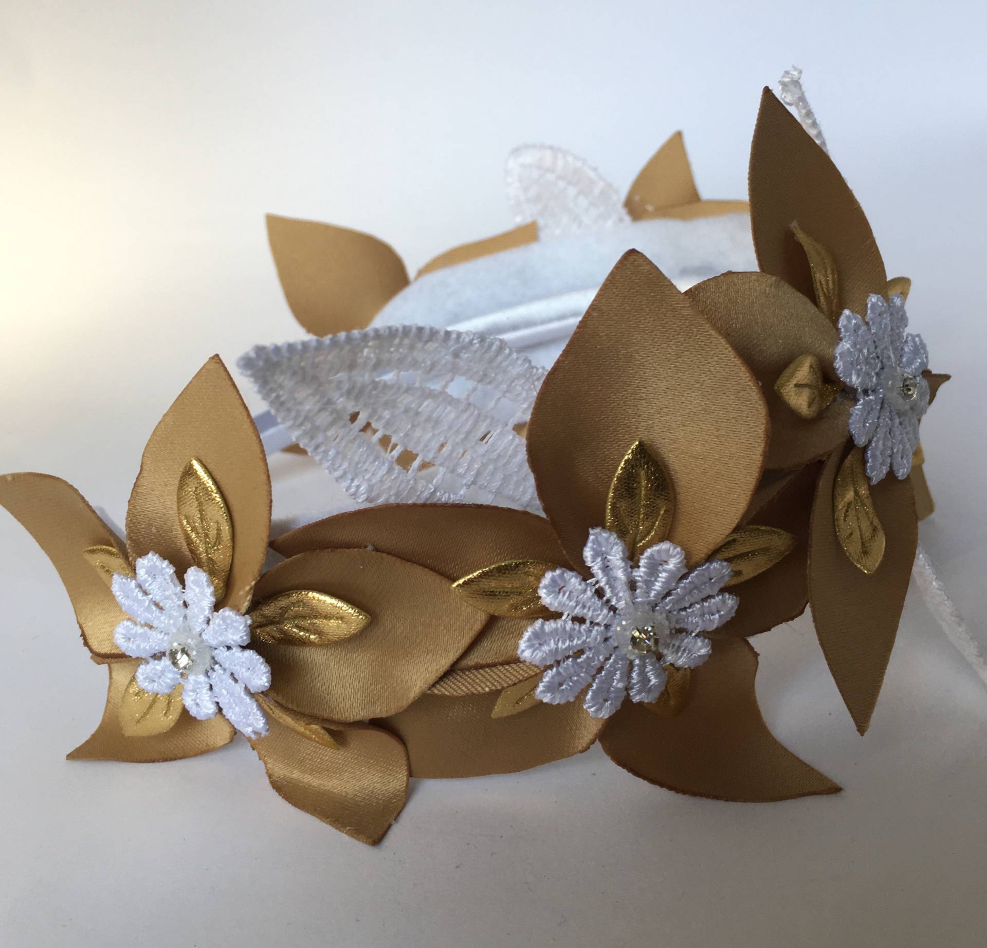 Gold Blumen Haarreif Mit Weißer Spitze Gold Blumen Haarreif Mit Weißer Spitze von BlanksBazaar