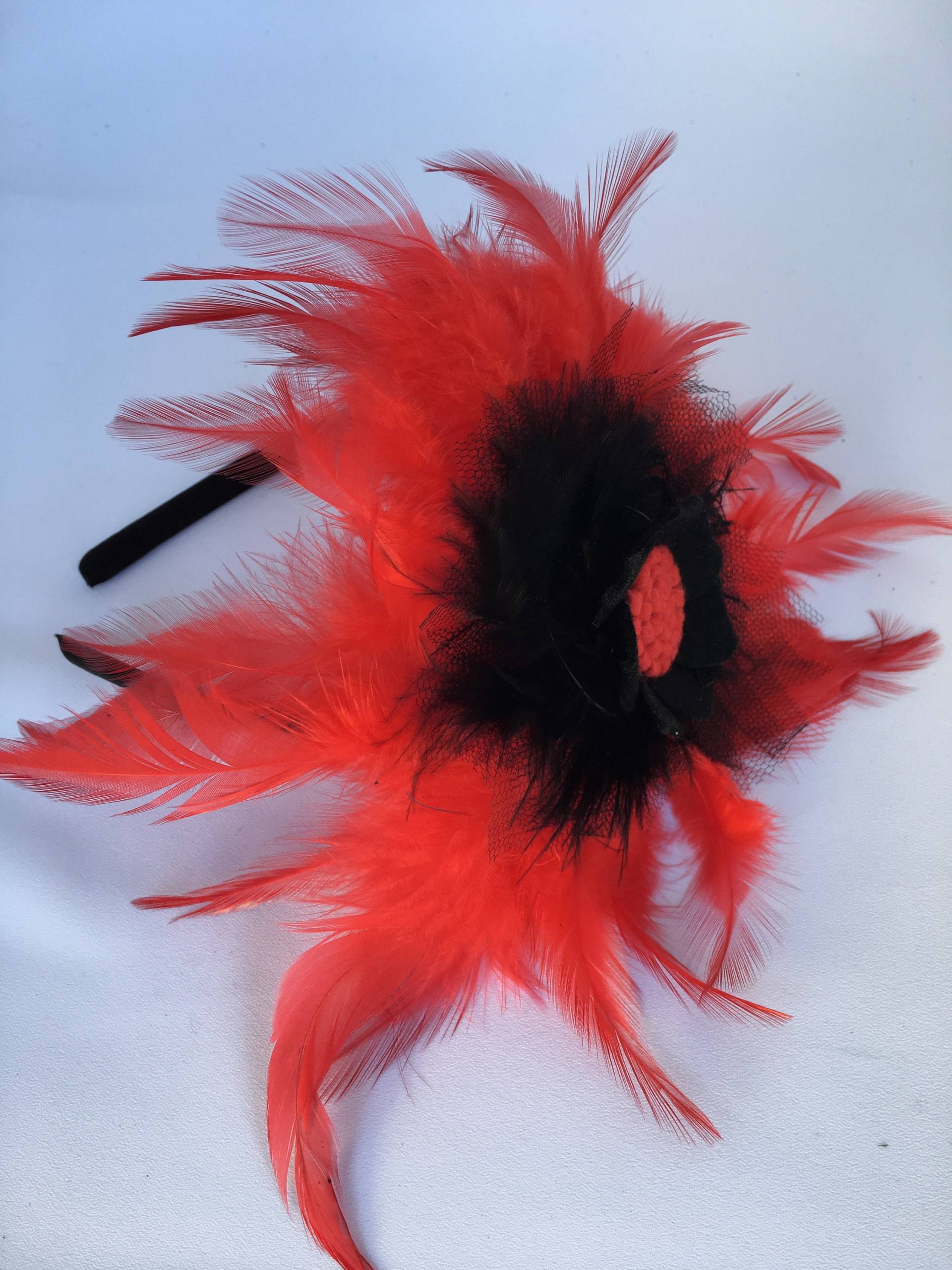 Rot-Schwarzer Feder Fascinator, Kopfschmuck, Filzblume, Rassen, Hochzeit, Weihnachtsfeier, Stirnband, Kopfschmuck Rot-Schwarzer Feder Fascinator, Kopfschmuck, Filzblume, Rassen, Hochzeit, Weihnachtsfeier, Stirnband, Kopfschmuck von BlanksBazaar