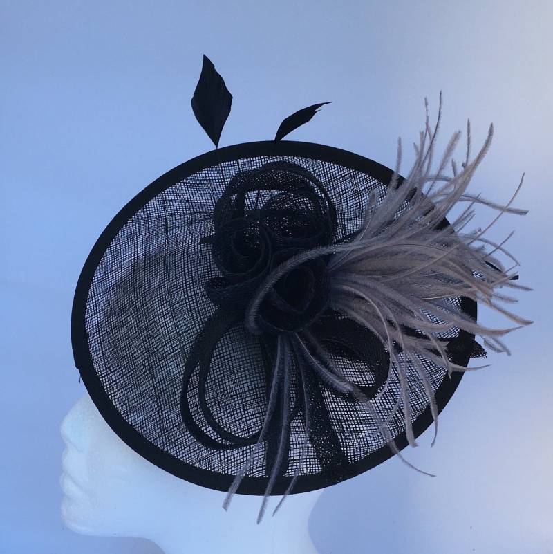 Schwarzer Fascinator Mit Schwarzen Sinamay Rosen Und Zart Grauen Federn, Race Wear, Headpiece, Stirnband, Kopfschmuck, Hochzeit, Party Schwarzer Fascinator Mit Schwarzen Sinamay Rosen Und Zart Grauen Federn, Race Wear, Headpiece, Stirnband, Kopfschmuck, Hochzeit, Party von BlanksBazaar