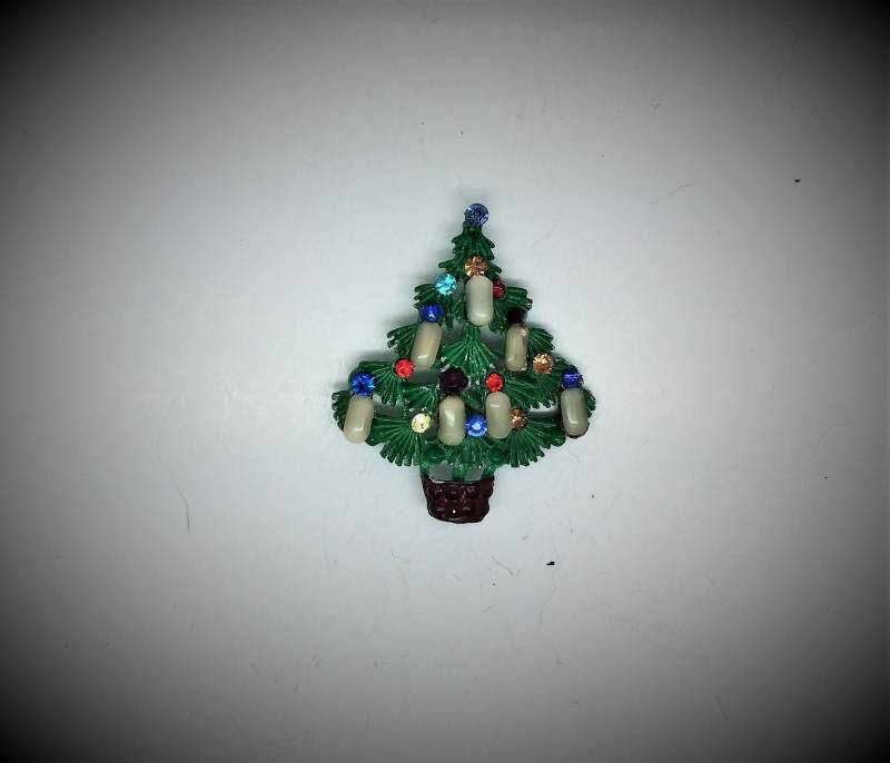 Grünen Emaille Und Multicolor Strass Gelbe Moonglow Cabochon Weihnachtsbaum Brosche von BlankstoBeauties