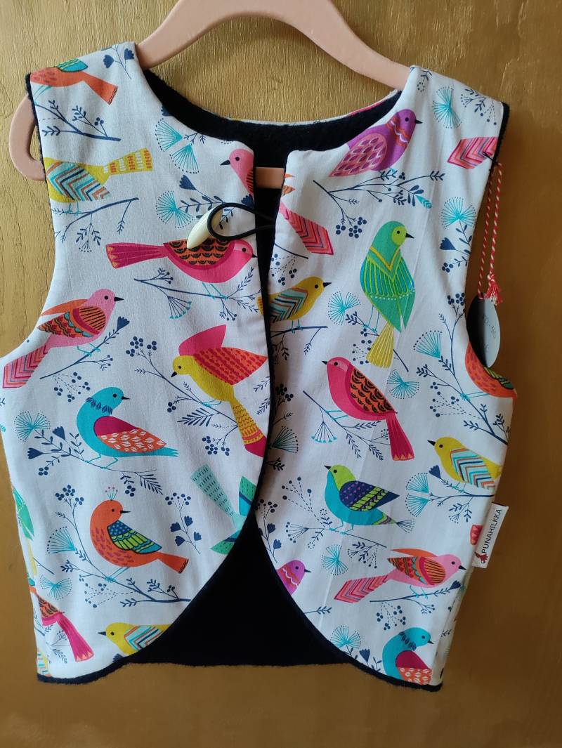 Weste Wollwalk Baumwolle Bunte Vögel Gr. 128-140 Weste Wollwalk Baumwolle Bunte Vögel Gr. 128-140 von Blaubeerkind