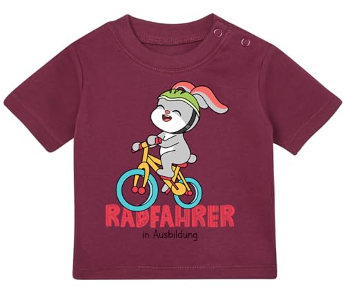 Baby Tshirt in Burgunder 0-36 Monate mit Druck T-Shirt mit Spruch Radfahrer in Ausbildung, Hase auf Fahrrad T-Shirt für Kleinkind 0, 1, 2, 3 Jahre von Blauer-Storch
