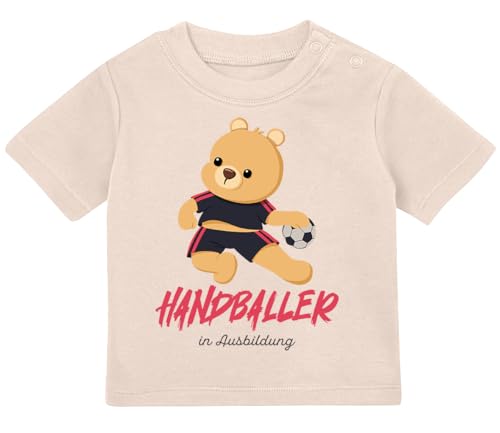 Baby Tshirt in Natur 0-36 Monate Süßes Handball Geschenk zum Geburtstag für den Handballspieler Nachwuchs Handballer Teddybär in Ausbildung T-Shirt für Kleinkind 0, 1, 2, 3 Jahre von Blauer-Storch