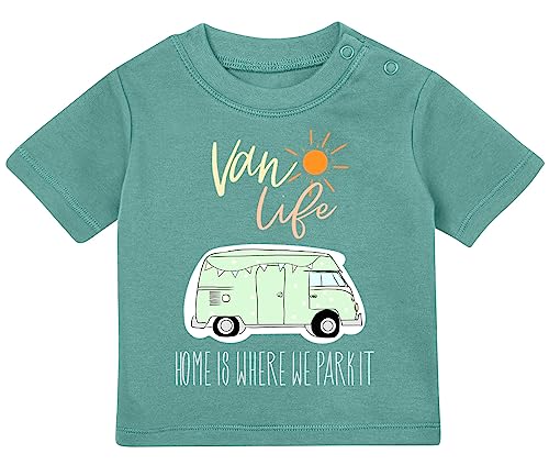 Baby Tshirt in Salbei Grün 0-36 Monate mit Druck T-Shirt mit Spruch Van Life, Campingplatz, Home is Where we Park it Geschenk für kleine Camper Kurzarm Bio Baumwolle von Blauer-Storch