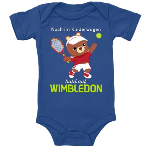 Blauer-Storch Baby Body in Blau Noch im Kinderwagen bald auf Wimbledon, Kleiner Teddy mit Tennisschläger Spruch Geschenk zur Geburt zum Geburtstag für Kleinkind Kurzarm Bio Baumwolle von Blauer-Storch