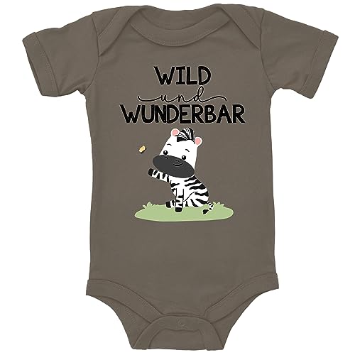 Blauer-Storch Baby Body in Camouflage Wild und Wunderbar, Zebra mit Schmetterling Spruch Geschenk zur Geburt zum Geburtstag für Kleinkind Kurzarm Bio Baumwolle von Blauer-Storch