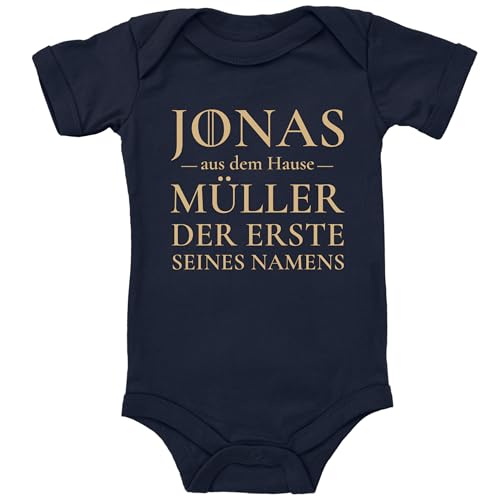 Blauer-Storch Baby Body in Dunkelblau Der erste seines Namens, mit Wunschnamen personalisiert Spruch Geschenk zur Geburt zum Geburtstag für Kleinkind Kurzarm Bio Baumwolle von Blauer-Storch