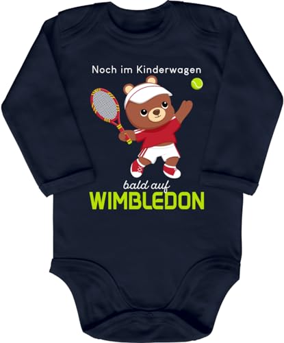 Blauer-Storch Baby Body in Dunkelblau Noch im Kinderwagen bald auf Wimbledon, Kleiner Teddy mit Tennisschläger Spruch Geschenk zur Geburt zum Geburtstag für Kleinkind Langarm Bio Baumwolle von Blauer-Storch