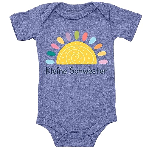 Blauer-Storch Baby Body in Heather Blue Kleine Schwester, bunte Sonne mit Herzen Spruch Geschenk zur Geburt zum Geburtstag für Kleinkind Kurzarm Bio Baumwolle von Blauer-Storch