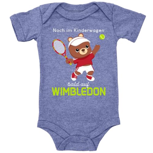 Blauer-Storch Baby Body in Heather Blue Noch im Kinderwagen bald auf Wimbledon, Kleiner Teddy mit Tennisschläger Spruch Geschenk zur Geburt zum Geburtstag für Kleinkind Kurzarm Bio Baumwolle von Blauer-Storch