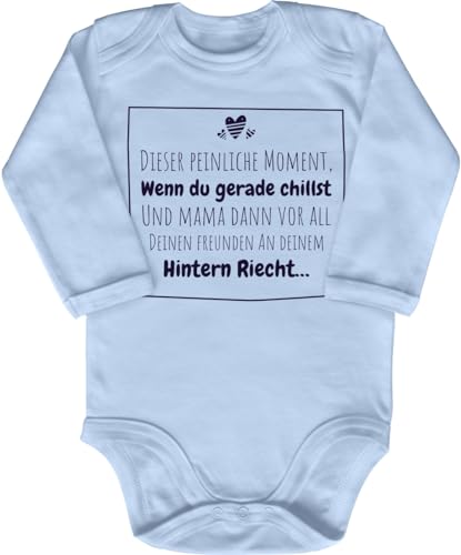 Blauer-Storch Baby Body in Hellblau Der peinliche Moment beim chillen, wenn Mama vor Freunden an deinem Hintern riecht Lustiger Spruch für Kleinkind Langarm Bio Baumwolle von Blauer-Storch