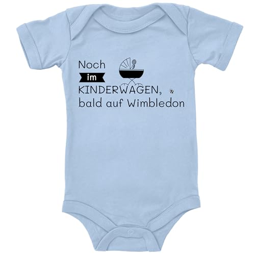 Blauer-Storch Baby Body in Hellblau Noch im Kinderwagen, bald auf Wimbledon, angehender Tennisprofi Geschenk für den Tennis Nachwuchs zur Geburt Kurzarm Bio Baumwolle von Blauer-Storch