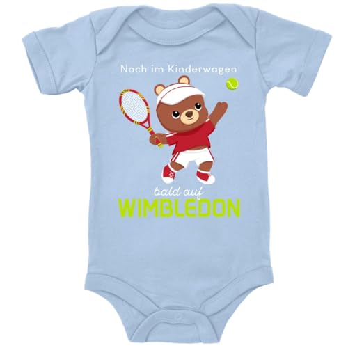 Blauer-Storch Baby Body in Hellblau Noch im Kinderwagen bald auf Wimbledon, Kleiner Teddy mit Tennisschläger Spruch Geschenk zur Geburt zum Geburtstag für Kleinkind Kurzarm Bio Baumwolle von Blauer-Storch