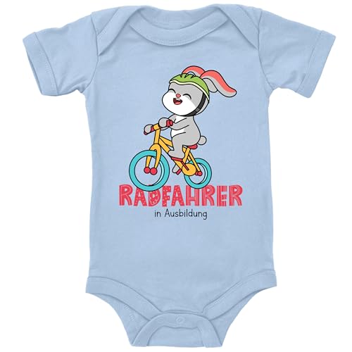Blauer-Storch Baby Body in Hellblau Radfahrer in Ausbildung, Hase auf Fahrrad Geschenk für Rennradfahrer Nachwuchs zur Geburt Kurzarm Bio Baumwolle von Blauer-Storch