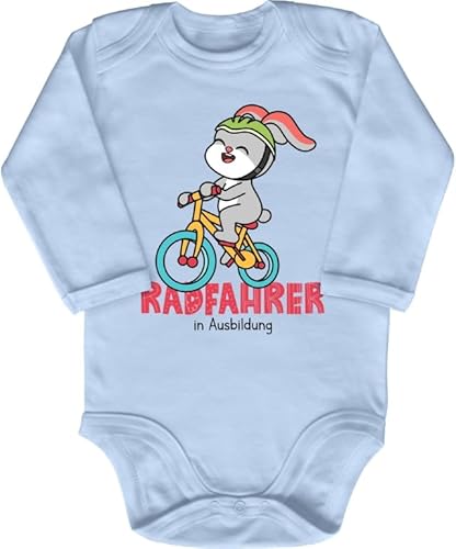 Blauer-Storch Baby Body in Hellblau Radfahrer in Ausbildung, Hase auf Fahrrad Geschenk für Rennradfahrer Nachwuchs zur Geburt Langarm Bio Baumwolle von Blauer-Storch