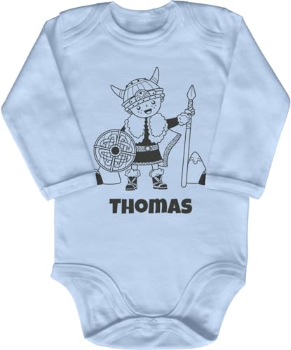 Blauer-Storch Baby Body in Hellblau Wikinger mit Wunschnamen personalisiert Spruch Geschenk zur Geburt zum Geburtstag für Kleinkind Langarm Bio Baumwolle von Blauer-Storch