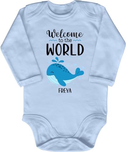 Blauer-Storch Baby Body in Hellblau Willkommen auf der Welt, mit Wunschnamen süßer Wal Spruch Geschenk zur Geburt zum Geburtstag für Kleinkind Langarm Bio Baumwolle von Blauer-Storch