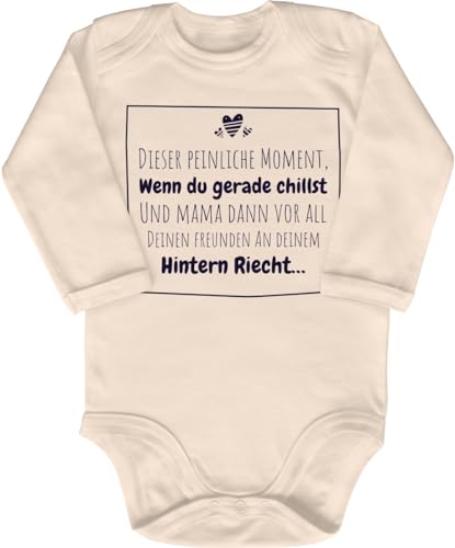 Blauer-Storch Baby Body in Natur Der peinliche Moment beim chillen, wenn Mama vor Freunden an deinem Hintern riecht Lustiger Spruch für Kleinkind Langarm Bio Baumwolle von Blauer-Storch