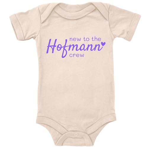 Blauer-Storch Baby Body in Natur New to the crew, mit Wunschname Personalisiert Spruch Geschenk zur Geburt für Kleinkind Kurzarm Bio Baumwolle von Blauer-Storch