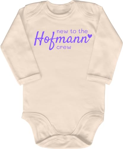 Blauer-Storch Baby Body in Natur New to the crew, mit Wunschname Personalisiert Spruch Geschenk zur Geburt für Kleinkind Langarm Bio Baumwolle von Blauer-Storch