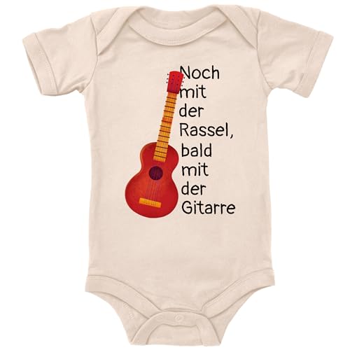 Blauer-Storch Baby Body in Natur Noch mit der Rassel, bald mit der Gitarre, kleiner Musik-Fan Spruch Geschenk zur Geburt zum Geburtstag für Kleinkind Kurzarm Bio Baumwolle von Blauer-Storch