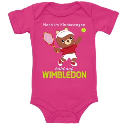 Blauer-Storch Baby Body in Pink Noch im Kinderwagen bald auf Wimbledon, Kleiner Teddy mit Tennisschläger Spruch Geschenk zur Geburt zum Geburtstag für Kleinkind Kurzarm Bio Baumwolle von Blauer-Storch
