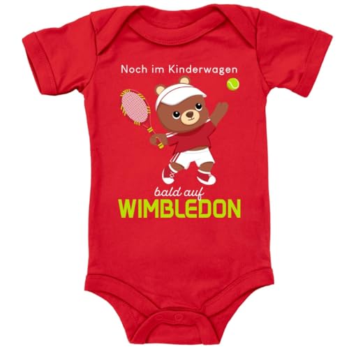 Blauer-Storch Baby Body in Rot Noch im Kinderwagen bald auf Wimbledon, Kleiner Teddy mit Tennisschläger Spruch Geschenk zur Geburt zum Geburtstag für Kleinkind Kurzarm Bio Baumwolle von Blauer-Storch