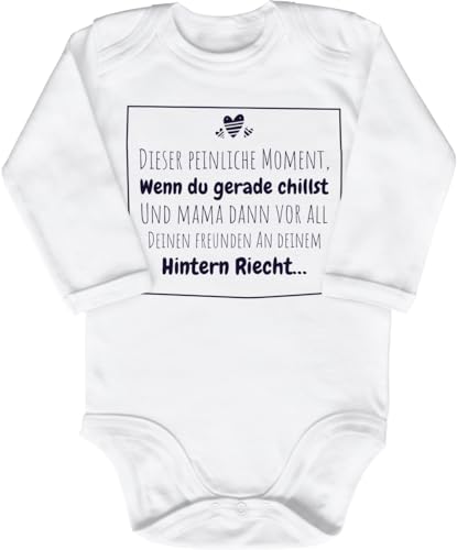 Blauer-Storch Baby Body in Weiß Der peinliche Moment beim chillen, wenn Mama vor Freunden an deinem Hintern riecht Lustiger Spruch für Kleinkind Langarm Bio Baumwolle von Blauer-Storch