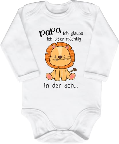 Blauer-Storch Baby Body in Weiß Papa ich glaube, ich sitze mächtig in der sch..., kleiner Löwe Lustiger Spruch Geschenk für den Vater zur Geburt für Kleinkind Langarm Bio Baumwolle von Blauer-Storch