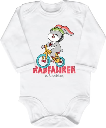 Blauer-Storch Baby Body in Weiß Radfahrer in Ausbildung, Hase auf Fahrrad Geschenk für Rennradfahrer Nachwuchs zur Geburt Langarm Bio Baumwolle von Blauer-Storch