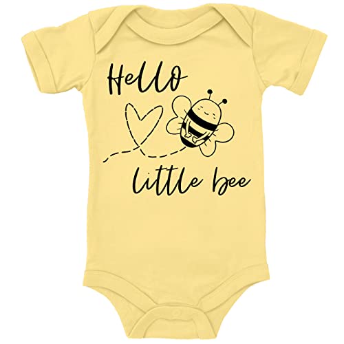 Blauer-Storch Baby Body mit Druck Hello little Bee, Hallo Kleine Biene Geschenk für Kleinkind Kurzarm Bio Baumwolle Blauer-Storch Baby Body mit Druck Hello little Bee, Hallo Kleine Biene Geschenk für Kleinkind Kurzarm Bio Baumwolle von Blauer-Storch